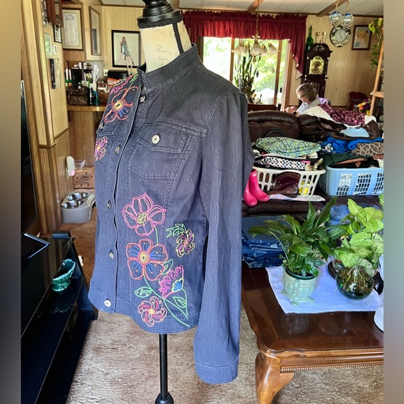 🌸Women’s Jean Jacket with bright neon embroidered flowers 🌸 - Picture 13 of 16